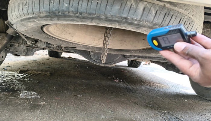 2006 Toyota Innova V 2.5 7 STR, Diesel, Manual, 3,03,318 km, tyre