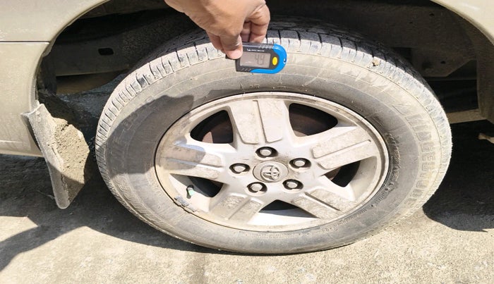 2006 Toyota Innova V 2.5 7 STR, Diesel, Manual, 3,03,318 km, tyre