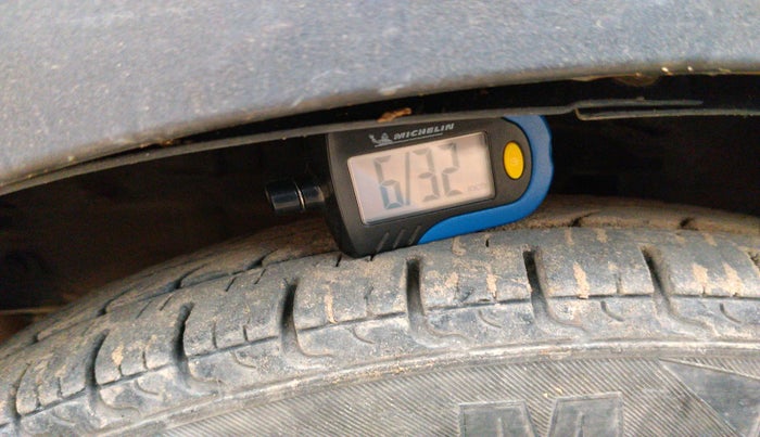 2013 Hyundai i10 MAGNA 1.1, Petrol, Manual, 1,00,065 km, tyre