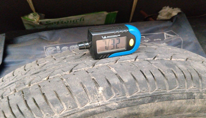 2013 Hyundai i10 MAGNA 1.1, Petrol, Manual, 1,00,065 km, tyre