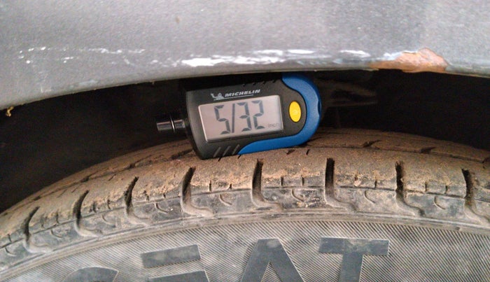 2013 Hyundai i10 MAGNA 1.1, Petrol, Manual, 1,00,065 km, tyre