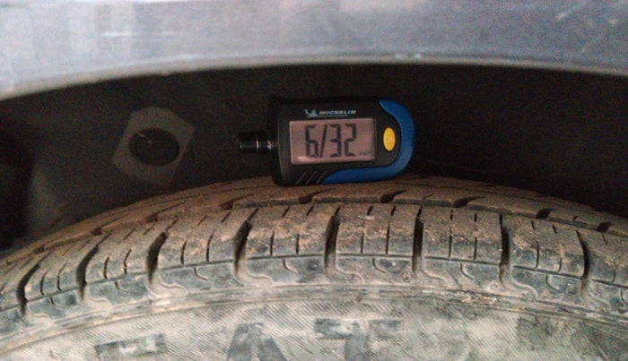 2013 Hyundai i10 MAGNA 1.1, Petrol, Manual, 1,00,065 km, tyre