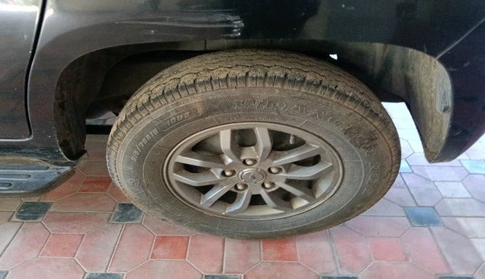 2018 Mahindra TUV300 T10 AMT, Diesel, Automatic, 1,30,754 km, tyre