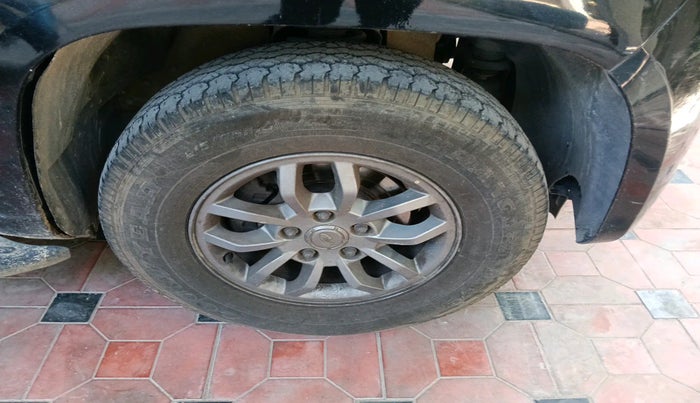 2018 Mahindra TUV300 T10 AMT, Diesel, Automatic, 1,30,754 km, tyre