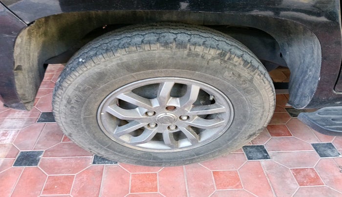 2018 Mahindra TUV300 T10 AMT, Diesel, Automatic, 1,30,754 km, tyre