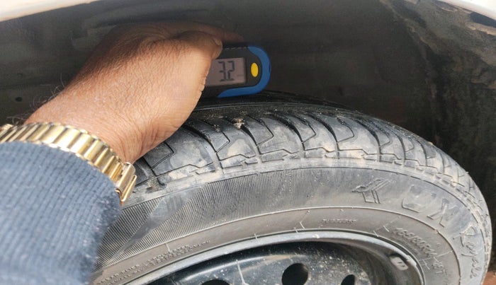 2012 Maruti Swift VXI, Petrol, Manual, 2,14,129 km, tyre