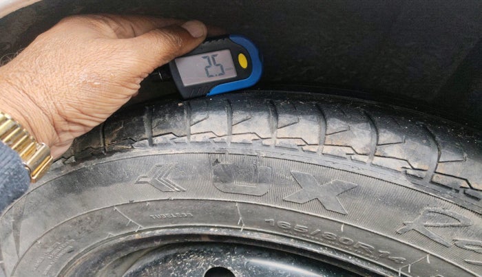 2012 Maruti Swift VXI, Petrol, Manual, 2,14,129 km, tyre