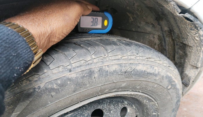 2012 Maruti Swift VXI, Petrol, Manual, 2,14,129 km, tyre