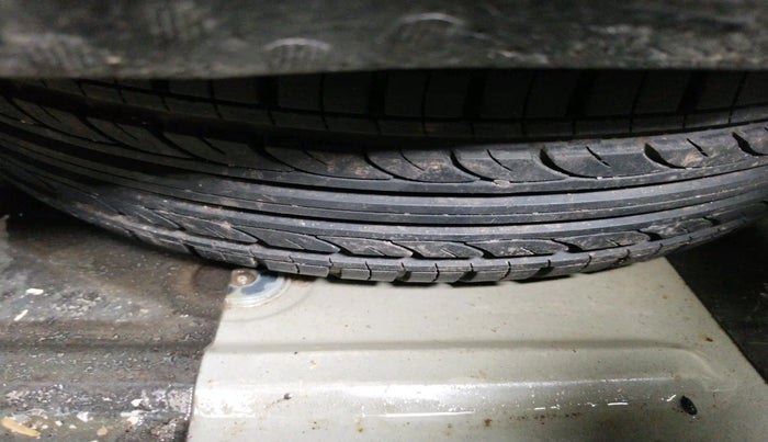 2011 Volkswagen Vento COMFORTLINE DIESEL 1.6, Diesel, Manual, 1,39,607 km, tyre