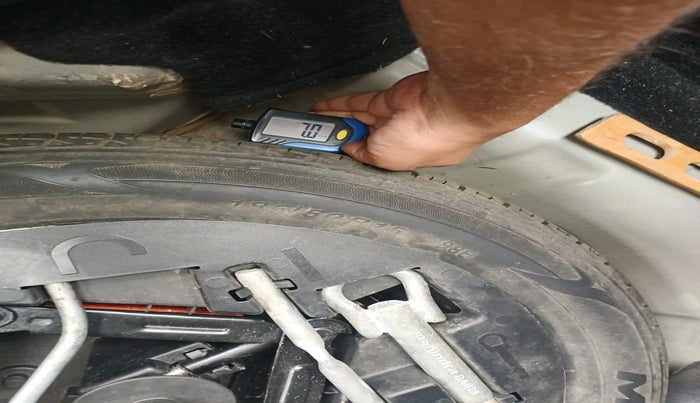 2017 Mahindra KUV 100 NXT K8 P 6 STR, Petrol, Manual, 35,582 km, tyre