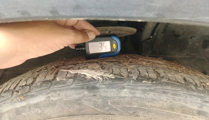 2017 Mahindra KUV 100 NXT K8 P 6 STR, Petrol, Manual, 35,582 km, tyre