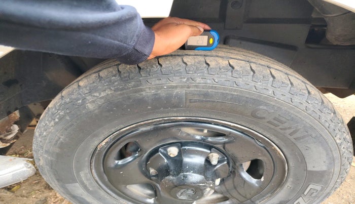 2013 Tata Safari 4X2 EX DICOR, Diesel, Manual, 1,66,099 km, tyre