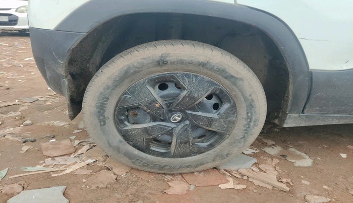 2022 Tata PUNCH ADVENTURE MT, Petrol, Manual, 30,799 km, tyre