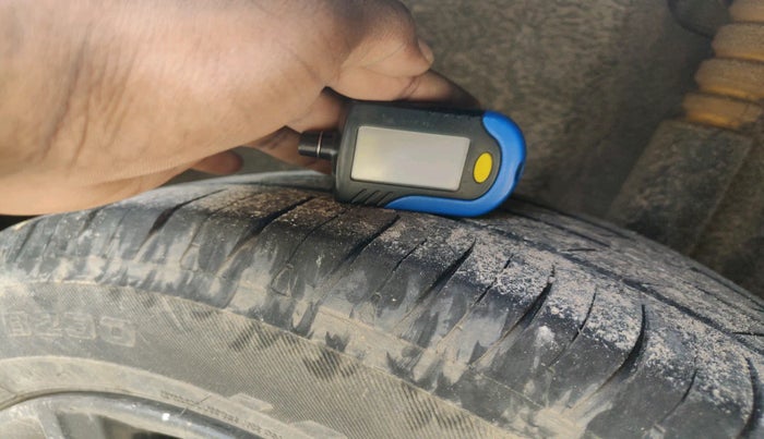 2013 Volkswagen Polo HIGHLINE DIESEL, Diesel, Manual, 1,70,569 km, tyre