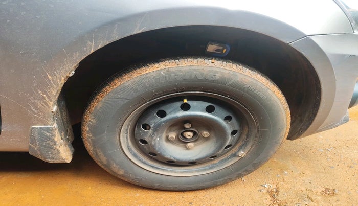 2014 Maruti Swift Dzire VXI, Petrol, Manual, 76,365 km, tyre