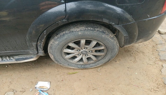 2016 Mahindra XUV500 W10 AT, Diesel, Automatic, 1,22,999 km, tyre