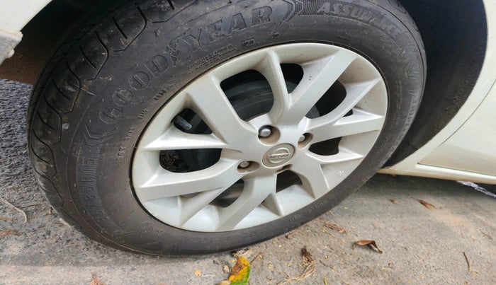 2017 Nissan Sunny XV CVT, Petrol, Automatic, 53,356 km, tyre