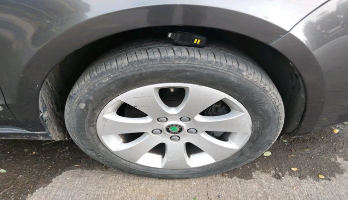 2011 Skoda Superb ELEGANCE 2.0 TDI CR AT, Diesel, Automatic, 1,25,150 km, tyre