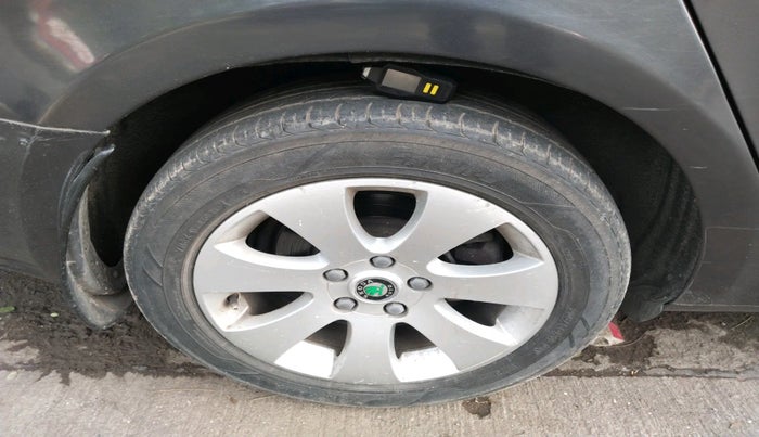 2011 Skoda Superb ELEGANCE 2.0 TDI CR AT, Diesel, Automatic, 1,25,150 km, tyre