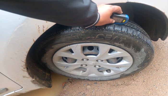 2016 Hyundai Grand i10 SPORTZ 1.1 CRDI, Diesel, Manual, 1,08,993 km, tyre