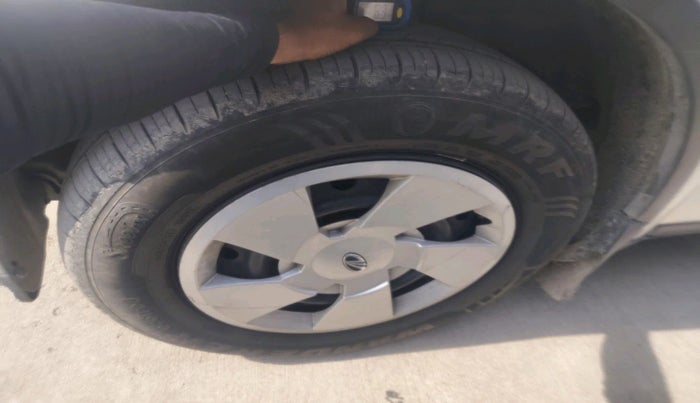 2015 Mahindra XUV500 W6, Diesel, Manual, 1,06,564 km, tyre