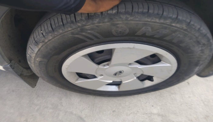 2015 Mahindra XUV500 W6, Diesel, Manual, 1,06,564 km, tyre