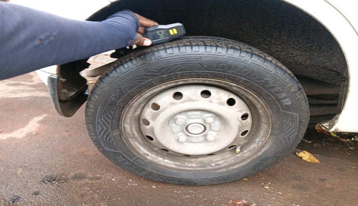 2017 Maruti Wagon R 1.0 LXI CNG, Petrol, Manual, 1,40,454 km, tyre