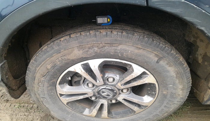 2017 Tata Hexa XM 4X2 7 STR, Diesel, Manual, 2,11,053 km, tyre