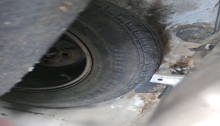 2014 Hyundai Eon ERA +, Petrol, Manual, 52,514 km, tyre