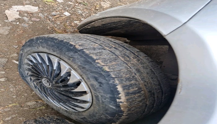 2011 Maruti Swift VXI ABS, Petrol, Manual, 1,11,957 km, tyre