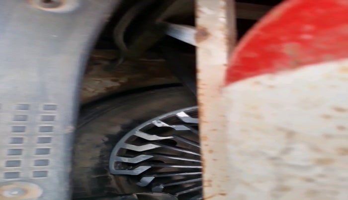 2011 Maruti Swift VXI ABS, Petrol, Manual, 1,11,957 km, tyre