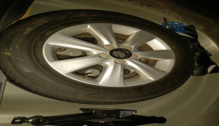 2011 Toyota Corolla Altis G PETROL, Petrol, Manual, 98,540 km, tyre