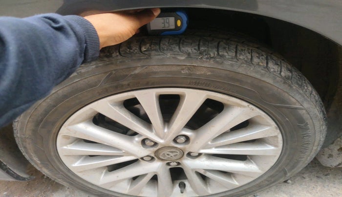 2016 Toyota Camry HYBRID, Hybrid, Automatic, 68,220 km, tyre