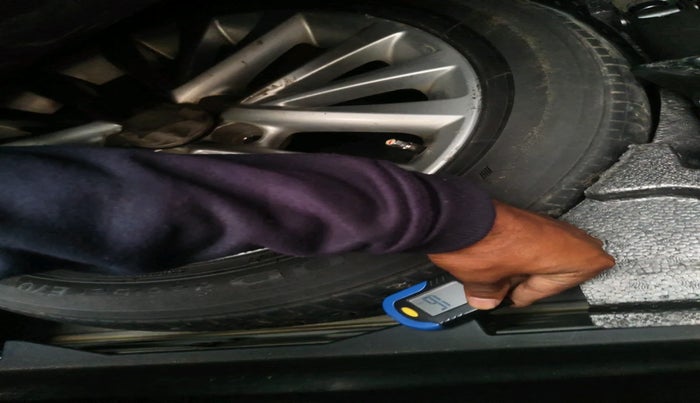 2016 Toyota Camry HYBRID, Hybrid, Automatic, 68,220 km, tyre