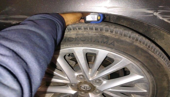 2016 Toyota Camry HYBRID, Hybrid, Automatic, 68,220 km, tyre