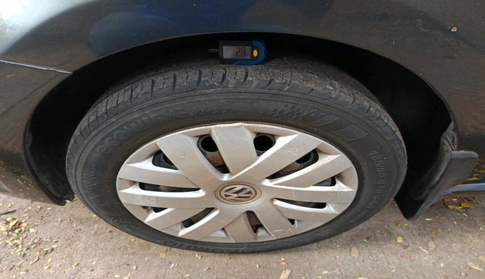 2015 Volkswagen Polo COMFORTLINE 1.2L, Petrol, Manual, 86,505 km, tyre