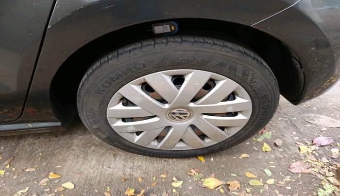 2015 Volkswagen Polo COMFORTLINE 1.2L, Petrol, Manual, 86,505 km, tyre