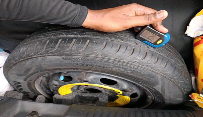 2015 Volkswagen Polo COMFORTLINE 1.2L, Petrol, Manual, 86,505 km, tyre