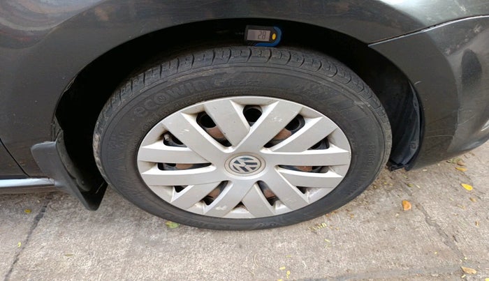 2015 Volkswagen Polo COMFORTLINE 1.2L, Petrol, Manual, 86,505 km, tyre