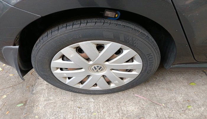 2015 Volkswagen Polo COMFORTLINE 1.2L, Petrol, Manual, 86,505 km, tyre