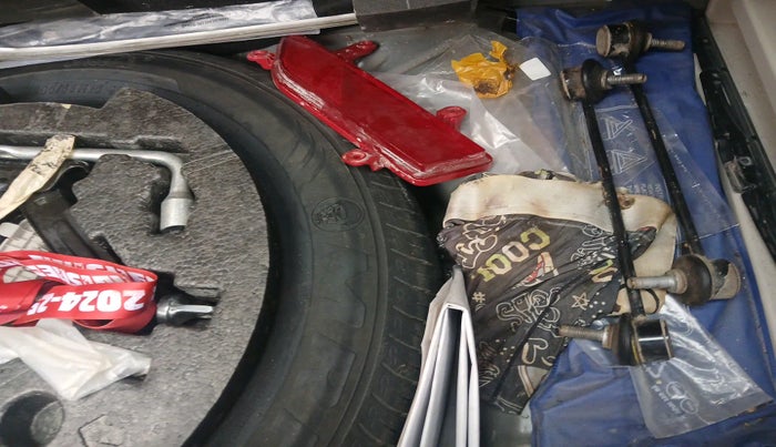 2022 Mahindra XUV300 W4 1.2 PETROL, Petrol, Manual, 49,500 km, tyre