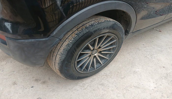 2022 Mahindra XUV300 W4 1.2 PETROL, Petrol, Manual, 49,500 km, tyre