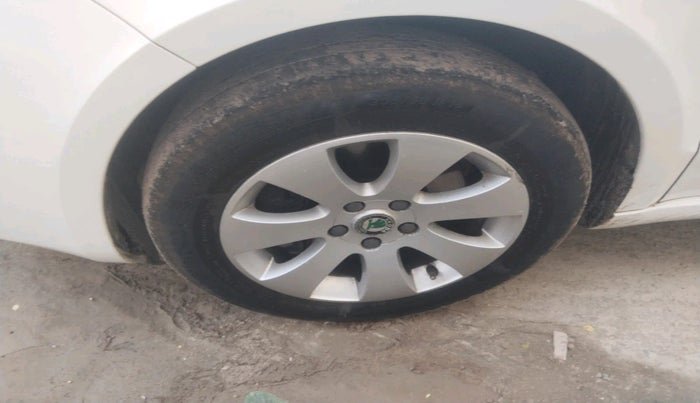 2013 Skoda Superb ELEGANCE 2.0 TDI CR AT, Diesel, Automatic, 2,30,390 km, tyre