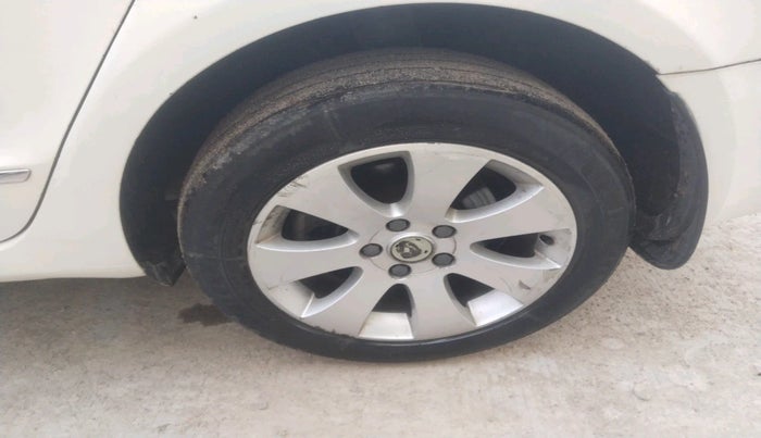 2013 Skoda Superb ELEGANCE 2.0 TDI CR AT, Diesel, Automatic, 2,30,390 km, tyre