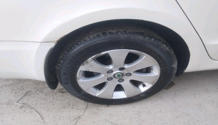 2013 Skoda Superb ELEGANCE 2.0 TDI CR AT, Diesel, Automatic, 2,30,390 km, tyre