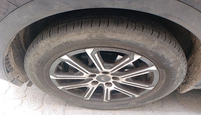 2023 Mahindra XUV700 AX7 Luxury Pack Diesel MT 7 STR, Diesel, Manual, 44,730 km, tyre