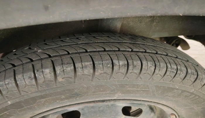 2017 Renault Kwid RXT 1.0 AMT, Petrol, Automatic, 77,185 km, tyre