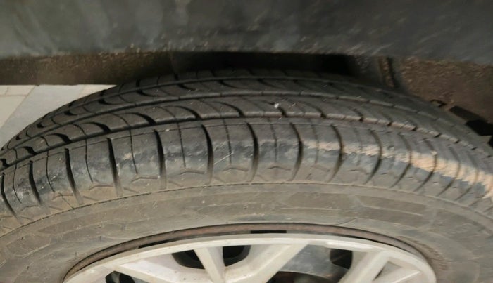 2017 Renault Kwid RXT 1.0 AMT, Petrol, Automatic, 77,185 km, tyre