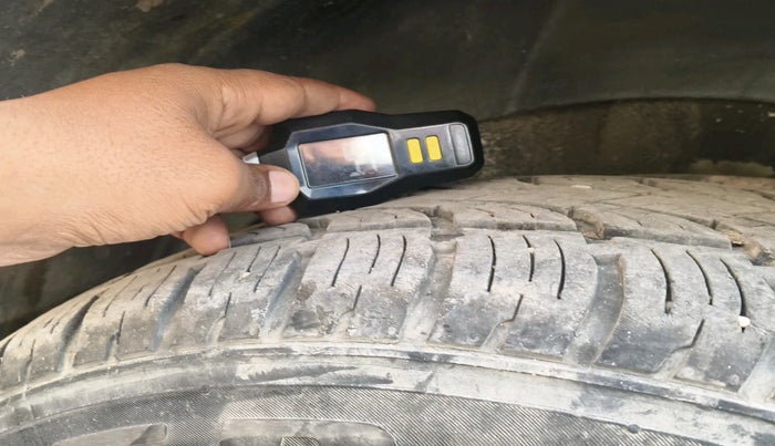 2015 Mahindra XUV500 W8, Diesel, Manual, 1,48,965 km, tyre