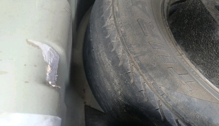 2011 Volkswagen Vento TRENDLINE 1.6, Petrol, Manual, 92,646 km, tyre